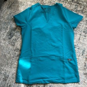 Figs casma scrub top